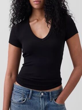 NWT Women’s Gap Modern V-Neck T-Shirt
